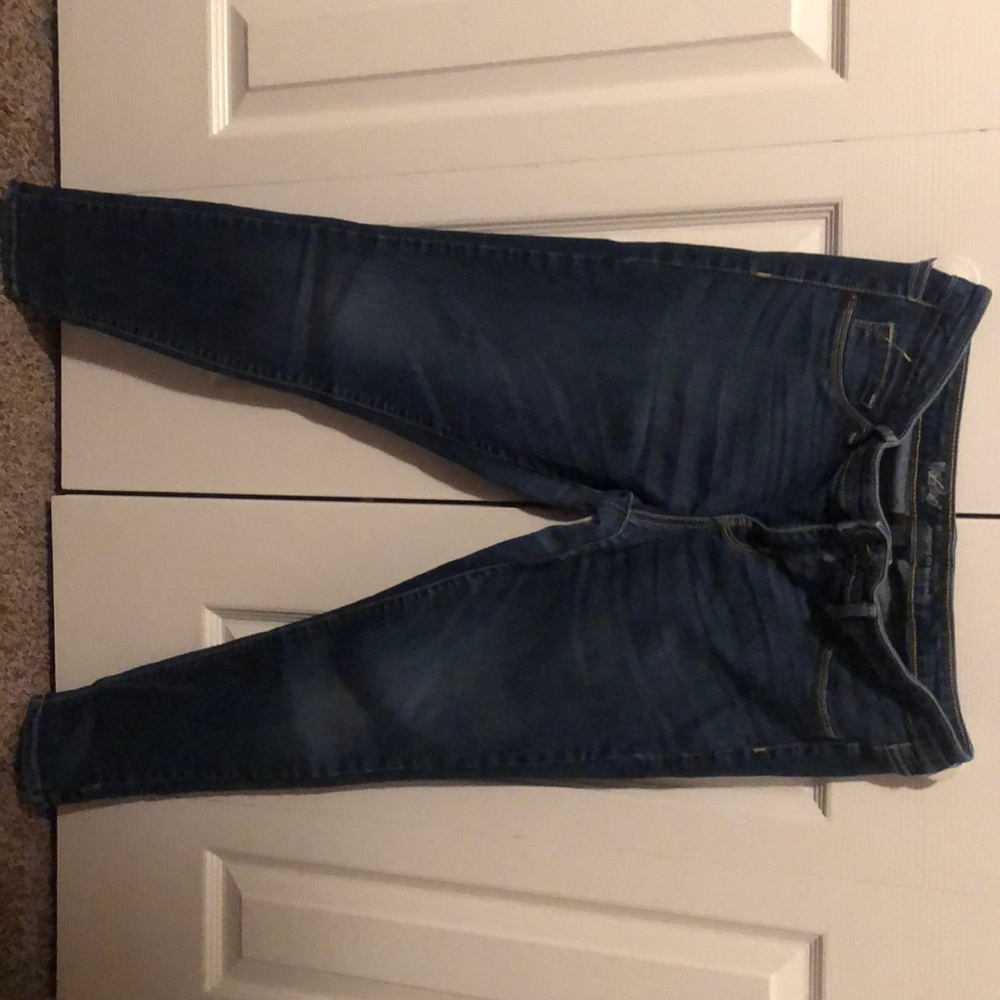 Blue skinny jegging jeans